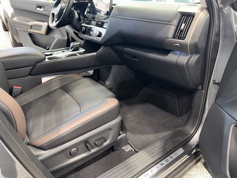 Used 2025 Nissan Pathfinder Platinum AWD/4WD image 15