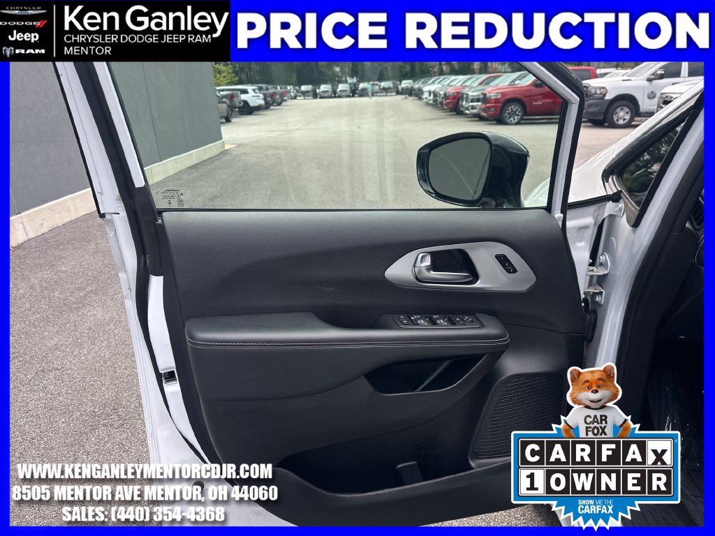Certified 2025 Chrysler Pacifica Limited FWD image 13