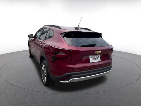 Used 2025 Chevrolet Trax LT FWD image 9