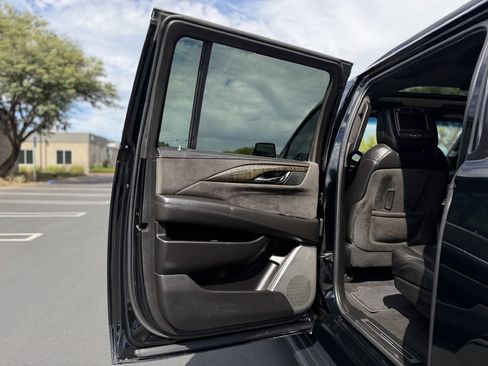 Used 2019 Cadillac Escalade ESV Platinum AWD/4WD image 16