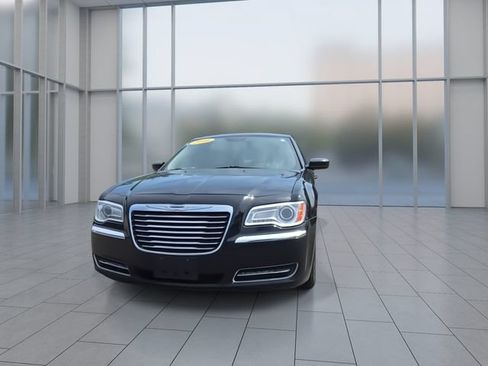 Used 2014 Chrysler 300 RWD image 3