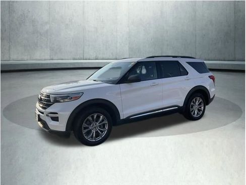 Used 2020 Ford Explorer XLT w/ Equipment Group 202A image 3