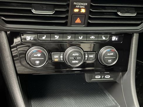 Used 2024 Volkswagen Jetta SE w/ Panoramic Sunroof Package image 22