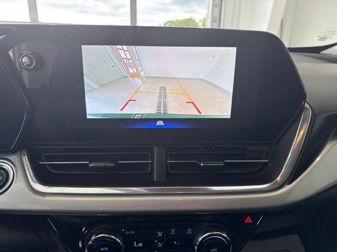 Used 2025 Chevrolet Trax LT FWD image 34