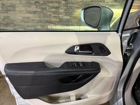 Used 2022 Chrysler Pacifica Touring-L image 12