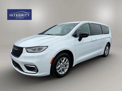 Used 2025 Chrysler Pacifica Select
