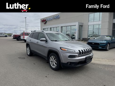 Used 2017 Jeep Cherokee Latitude w/ Cold Weather Group AWD/4WD image 1