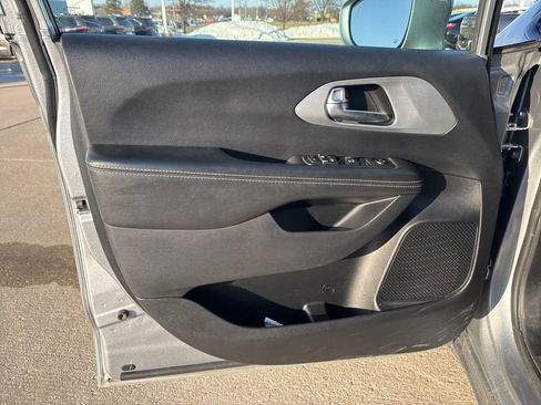 Used 2020 Chrysler Pacifica Touring w/ S Appearance Package image 18