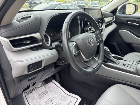 Used 2022 Toyota Highlander XLE AWD/4WD image 24