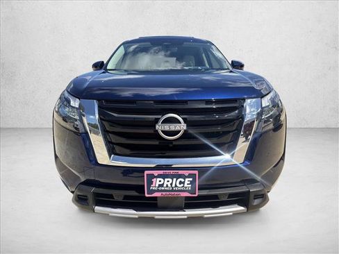 Used 2025 Nissan Pathfinder SL FWD image 2