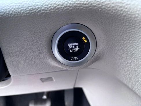 Used 2024 Chrysler Pacifica Limited FWD image 19