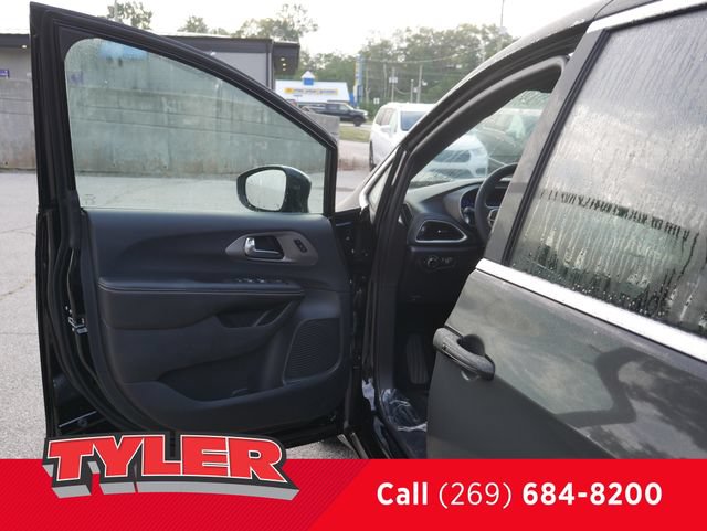 New 2027 Chrysler Pacifica Select FWD image 19