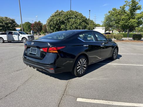 Certified 2025 Nissan Altima 2.5 SV FWD image 5