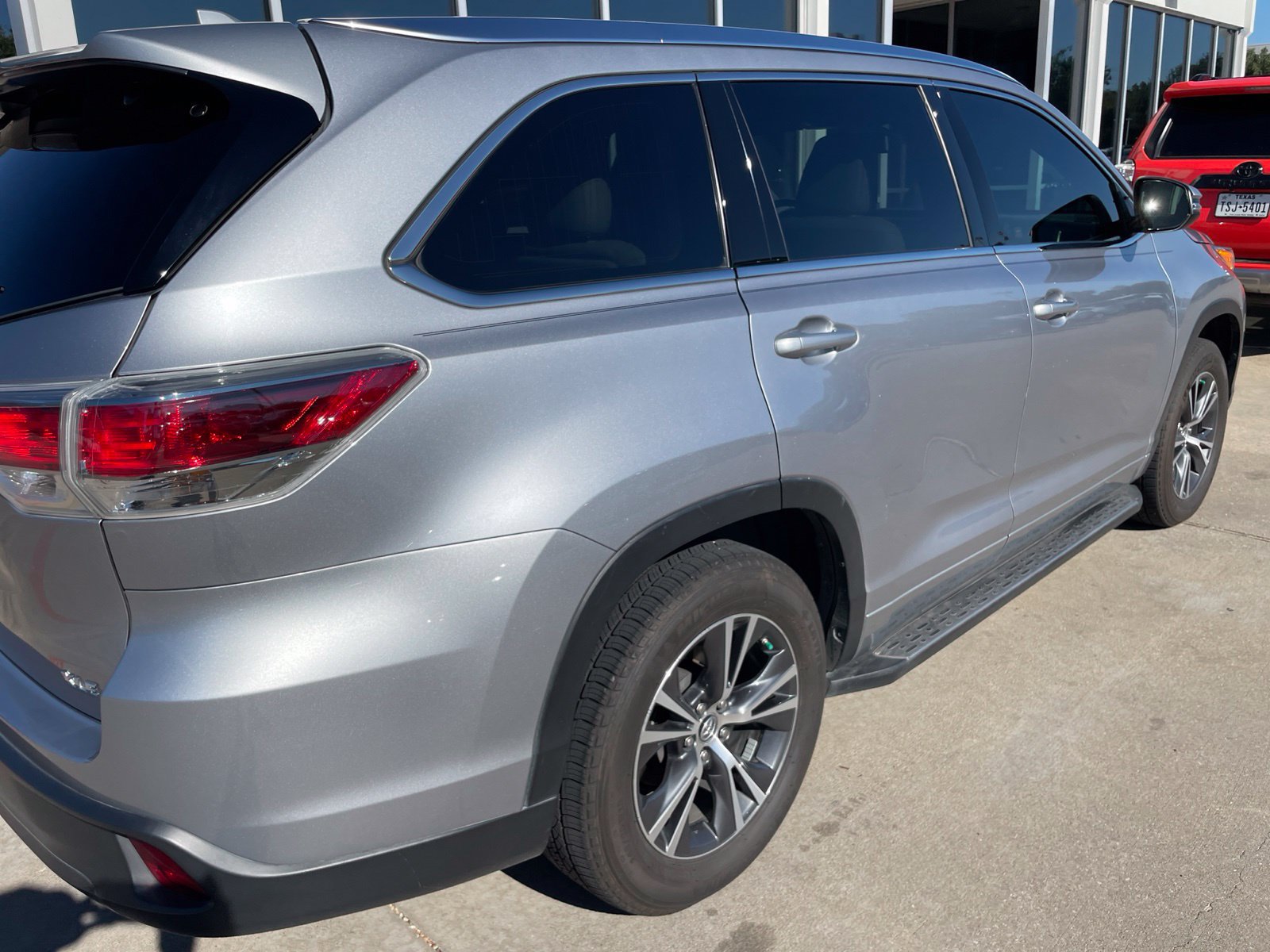 Used 2016 Toyota Highlander XLE FWD image 4