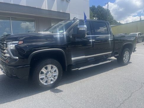 Used 2024 Chevrolet Silverado 2500 High Country w/ Technology Package AWD/4WD image 2
