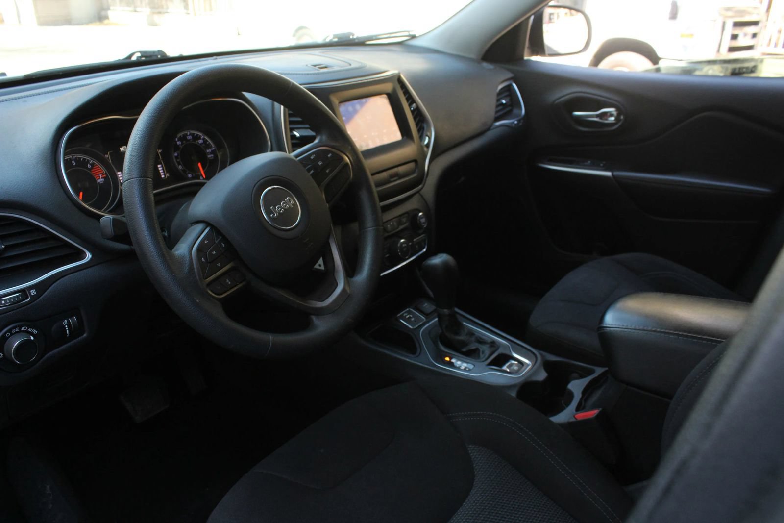 Used 2020 Jeep Cherokee Latitude FWD image 13