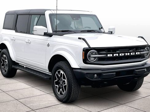 Used 2024 Ford Bronco Outer Banks image 2