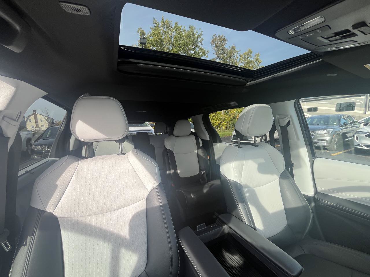 Used 2025 Toyota Sienna XSE AWD/4WD image 19
