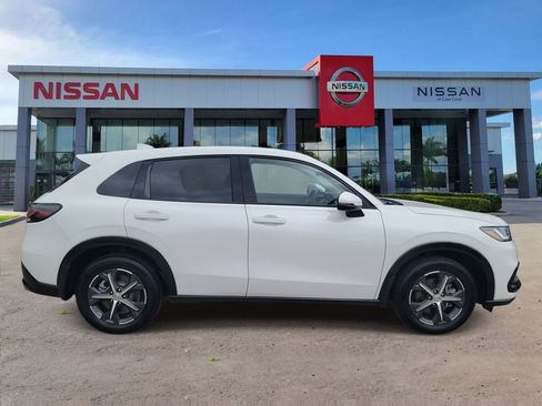 Used 2024 Honda HR-V EX-L image 3