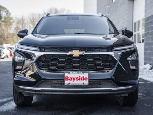 Used 2025 Chevrolet Trax LT w/ LT Convenience Package image 3