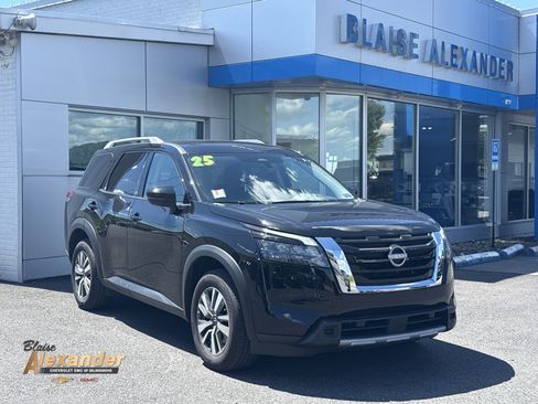 Used 2025 Nissan Pathfinder SL AWD/4WD image 1