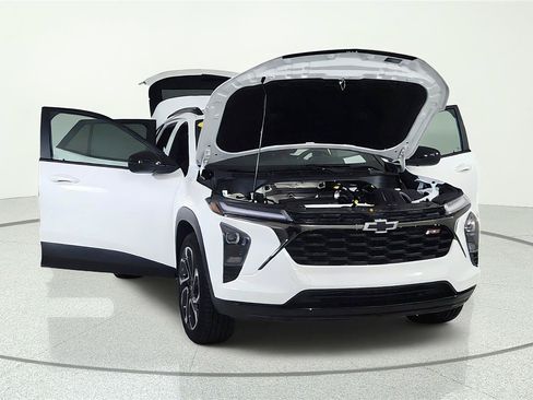 Used 2024 Chevrolet Trax RS w/ Sunroof Package FWD image 9