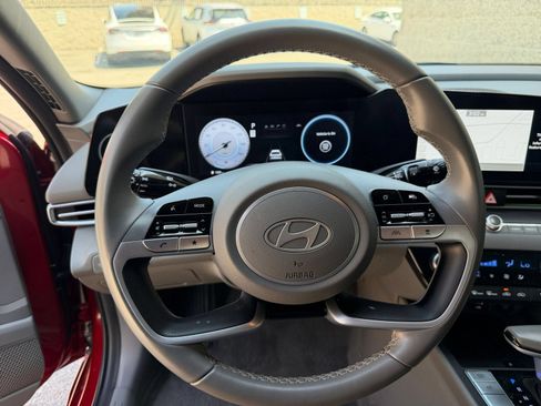Used 2025 Hyundai Elantra SEL FWD image 28