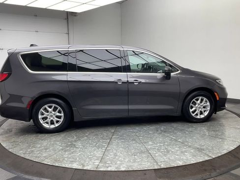 Used 2023 Chrysler Pacifica Touring-L image 38
