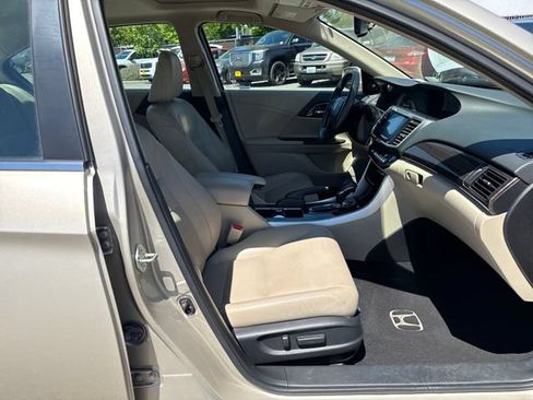 Used 2017 Honda Accord EX-L image 9