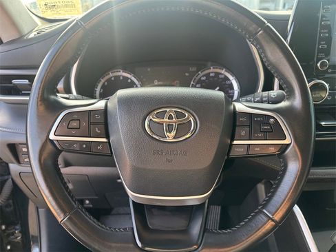 Used 2022 Toyota Highlander XLE image 16