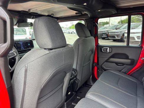 Used 2025 Jeep Wrangler Unlimited Sahara AWD/4WD image 9