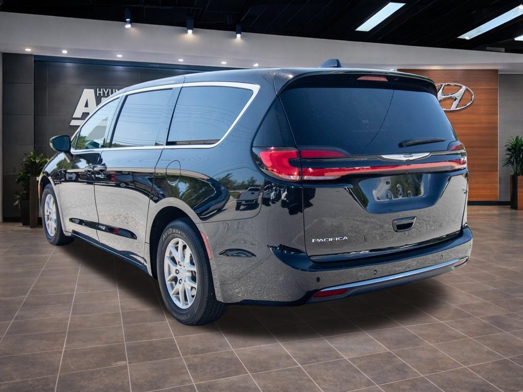 Used 2025 Chrysler Pacifica Select FWD image 12