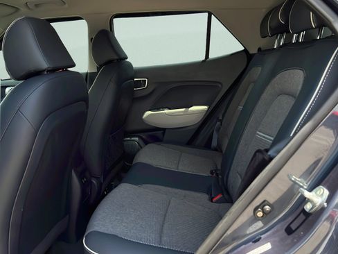 Certified 2024 Hyundai Venue Limited FWD image 10