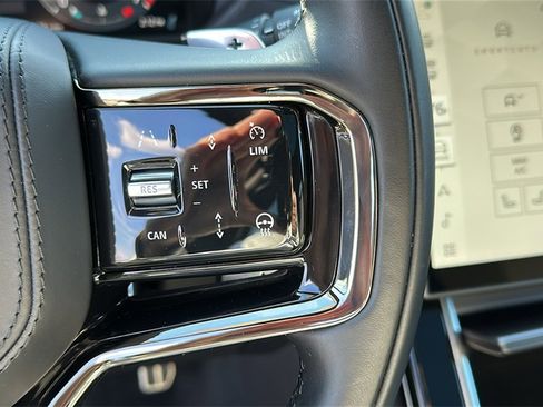 Certified 2025 Land Rover Range Rover Velar Dynamic SE image 13