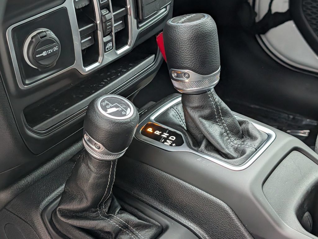 Used 2025 Jeep Gladiator Sport AWD/4WD image 25