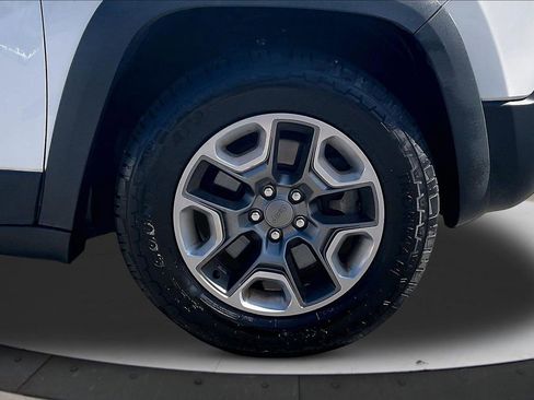 Used 2019 Jeep Cherokee Trailhawk w/ Comfort/Convenience Group image 34