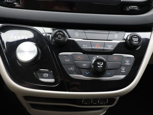 Used 2023 Chrysler Voyager LX image 22