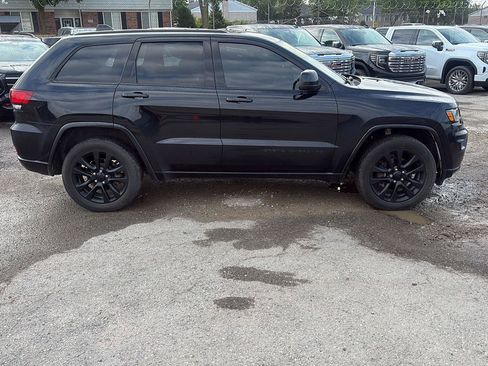 Used 2018 Jeep Grand Cherokee Altitude AWD/4WD image 3