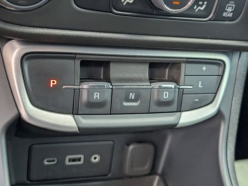 Used 2024 GMC Terrain SLE w/ Driver Convenience Package FWD image 18