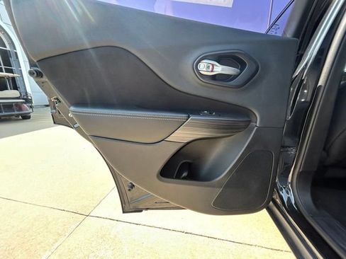 Used 2014 Jeep Cherokee Sport FWD image 24