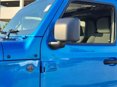 Used 2022 Jeep Gladiator Sport image 11