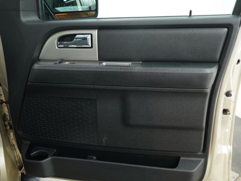 Used 2017 Ford Expedition XLT w/ Equipment Group 202A image 9