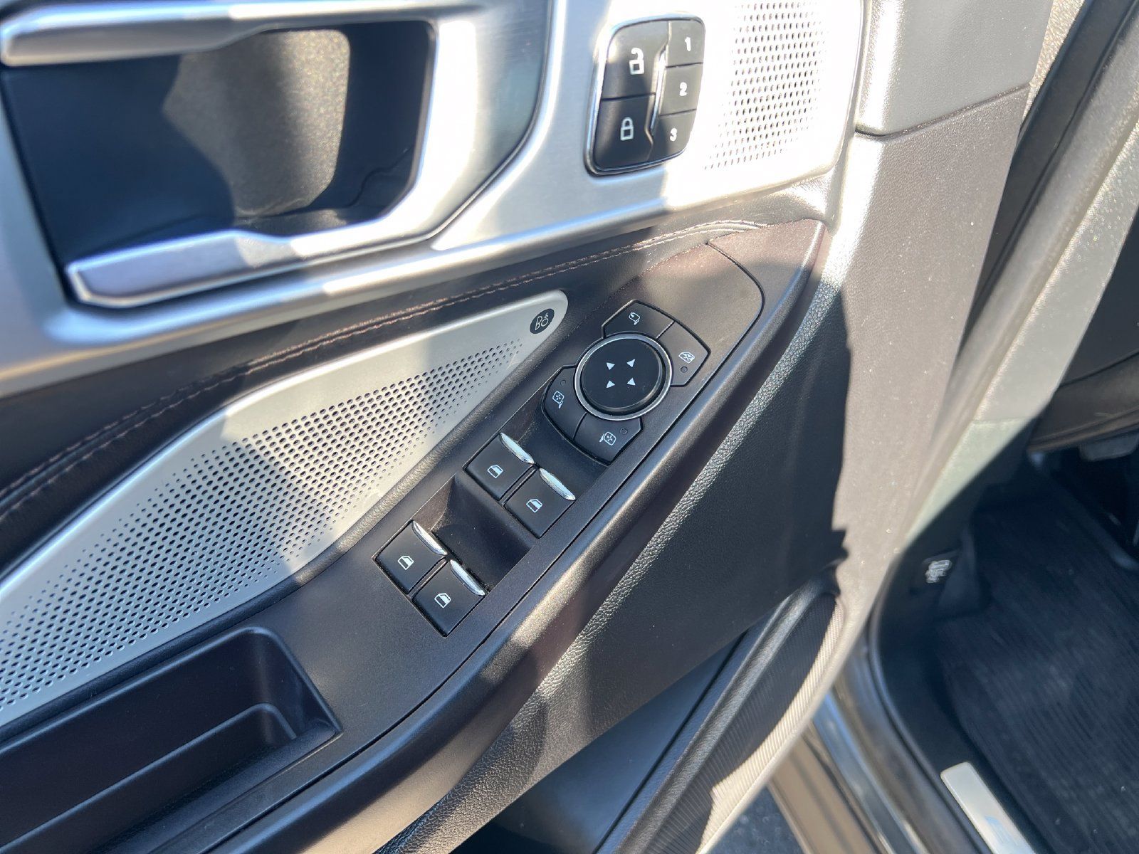 Used 2020 Ford Explorer Platinum w/ Premium Technology Package AWD/4WD image 22
