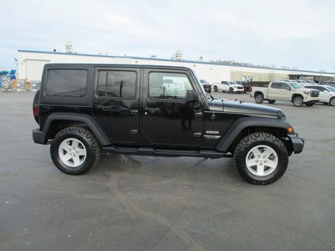 Used 2018 Jeep Wrangler Unlimited Sport S image 3