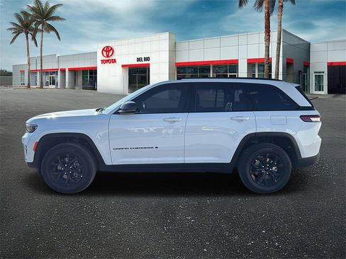 Used 2025 Jeep Grand Cherokee Altitude image 5