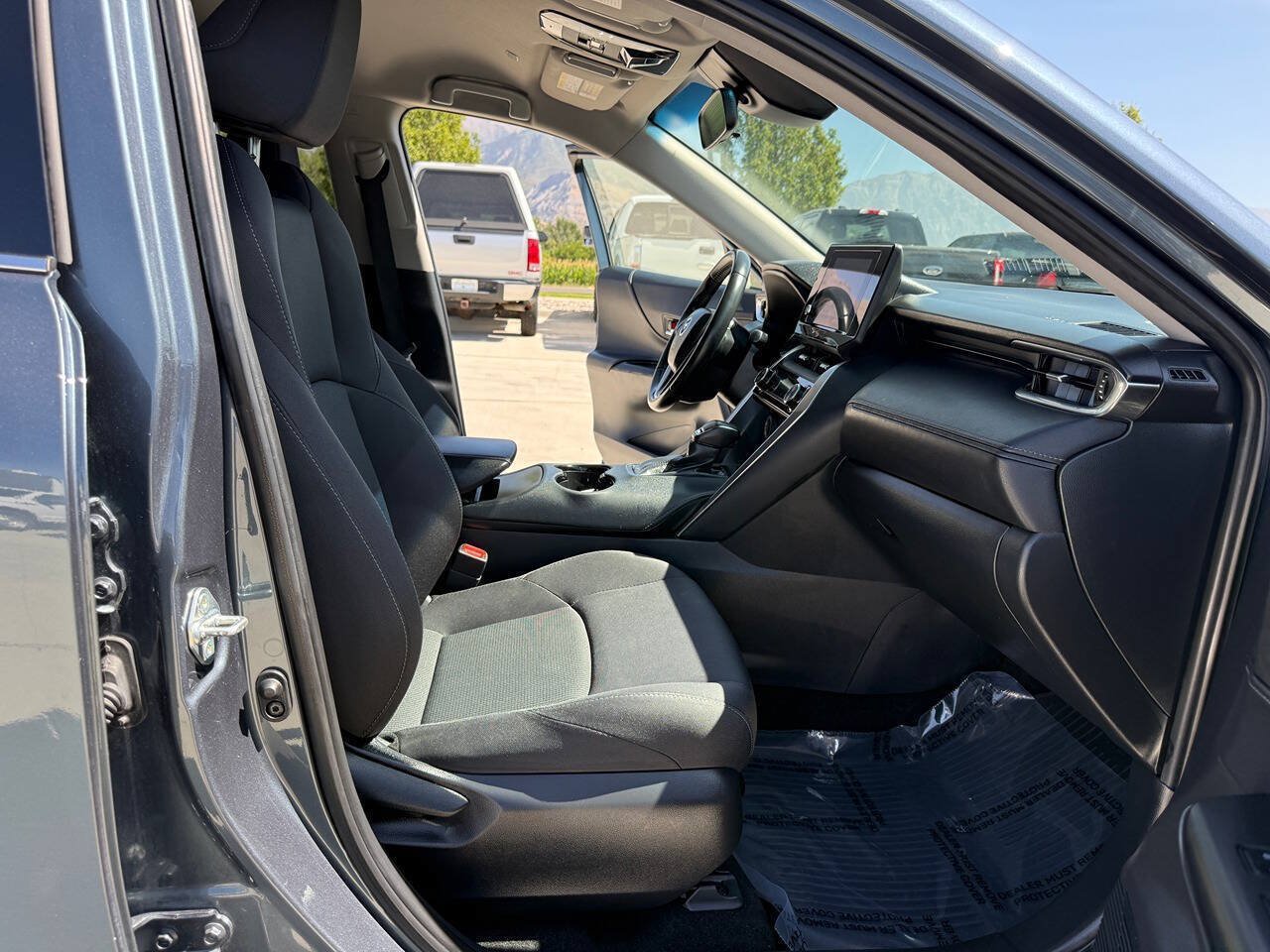 Used 2024 Toyota Venza LE AWD/4WD image 21