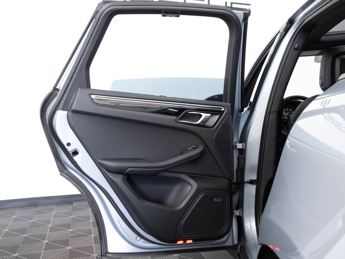 Certified 2024 Porsche Macan AWD/4WD image 28