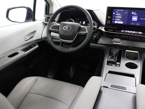 Used 2026 Toyota Sienna XLE FWD image 31