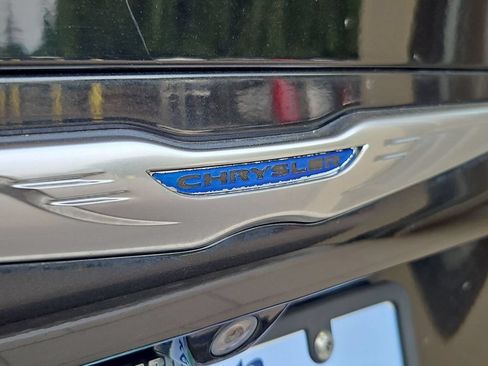 Used 2017 Chrysler Pacifica Touring-L FWD image 25