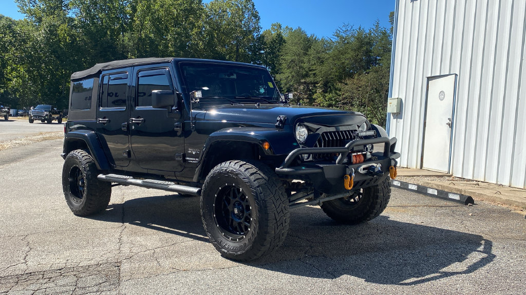 Used 2018 Jeep Wrangler Unlimited Sahara w/ Connectivity Group AWD/4WD image 3